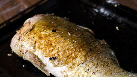 1. Этап. Рыба начиненная кашей: 5. Обжарьте рыбу на среднем огне до появления золотистой корочки с двух сторон, а затем переложите на противень. Отправьте её в духовку на 10-15 минут.