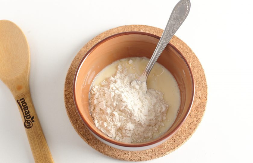 1. Этап. Клецки на сметане: Перемешайте и добавьте муку.