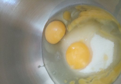 1. Этап. Пирог с жерделами и яблоками: В другую миску высыпаем 150 граммов сахара и разбиваем три яйца.