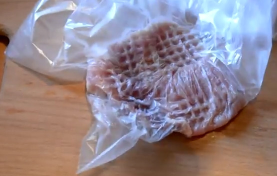 1. Этап. Отбивные в пышном кляре: 4. Нарежьте мясо пластинами поперек волокон, переложите каждый кусочек в пакет и отбейте молоточком с обеих сторон.