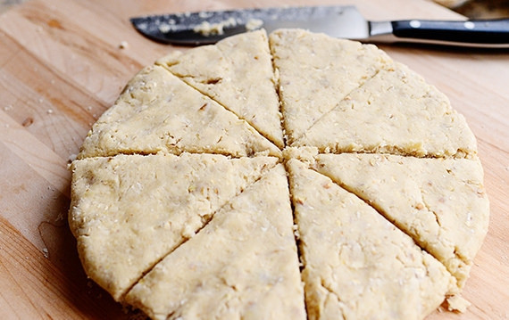 1. Этап. Овсяные британские сконы: 5. Раскатайте тесто в круг толщиной в 2 см и нарежьте на порционные кусочки. Выпекайте сконы 20-25 минут при температуре 180 градусов.