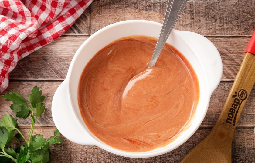 1. Этап. Шаурма в аэрогриле: Подготовьте соус. У меня майонез и кетчуп практически в равных пропорциях.