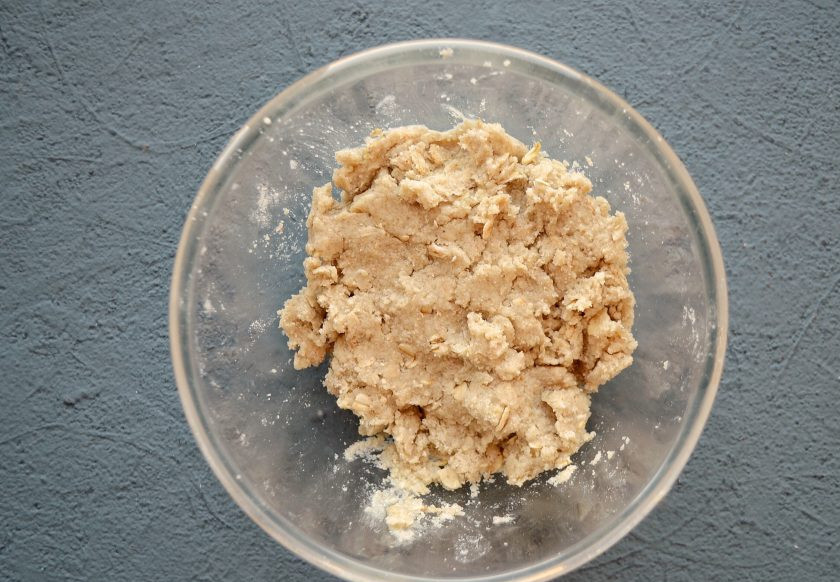 1. Этап. Печенье из зеленой гречки: Добавьте масло и ванильный сироп, ещё раз перемешайте. Затем влейте воду, замесите тесто. Оно должно получится влажным, немного рассыпчатым.