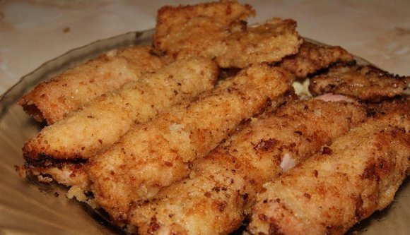 1. Этап. Отбивные из кальмаров: 6. Подавайте отбивные из кальмаров в домашних условиях с гарниром из овощей или как самостоятельное блюдо.