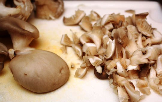 1. Этап. Фаршированный лук мясом: Измельченную сердцевину лука обжарьте вместе в грибами в течение 3-4 минут.