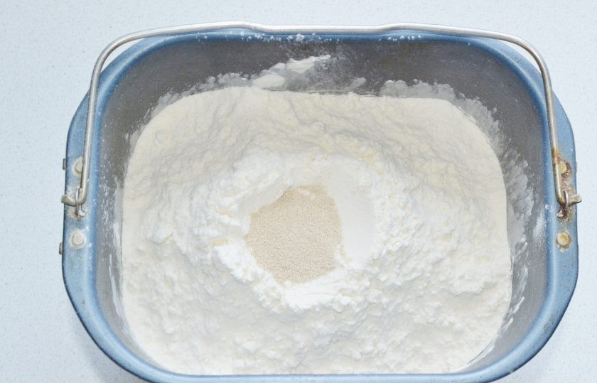 1. Этап. Пицца с сосисками по краям: И дрожжи сверху.