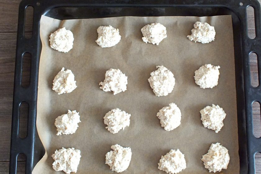 1. Этап. Миндально-кокосовое печенье: Противень застелите бумагой для выпечки. С помощью двух ложечек, разложите полученное тесто на расстоянии друг от друга. Противень поставьте в разогретую до 160 градусов духовку на 15 минут.