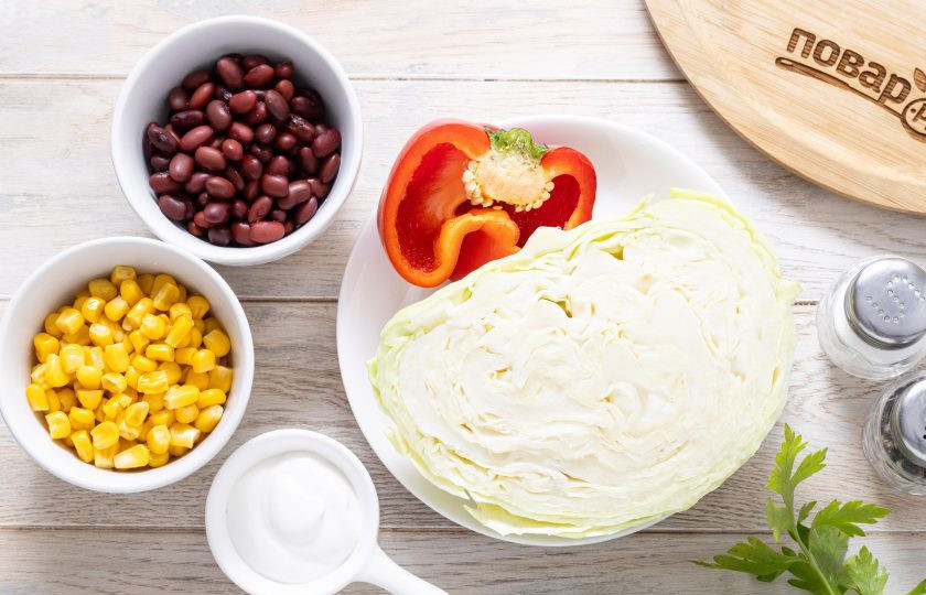 1. Этап. Салат с капустой, фасолью и кукурузой: Подготовьте все ингредиенты.