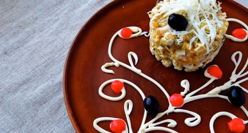 1. Этап. Салат мясной Столичный: 4. Аккуратно выложите салат на тарелку с помощью металлического круга (такое приспособление можно сделать из пластиковой бутылки). Приятного аппетита!