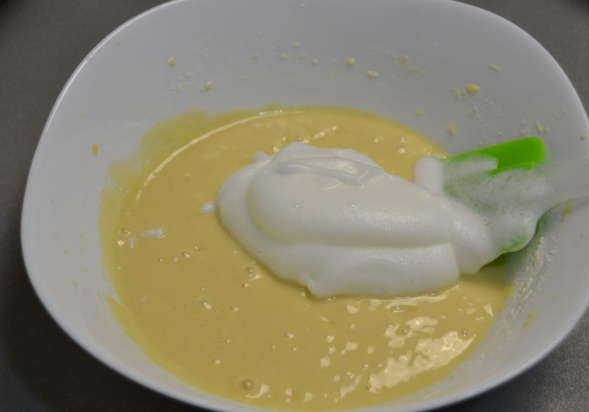 1. Этап. Мандариновый торт на Новый год: По одной столовой ложке введите белки в тесто, осторожно перемешивая в одну сторону.