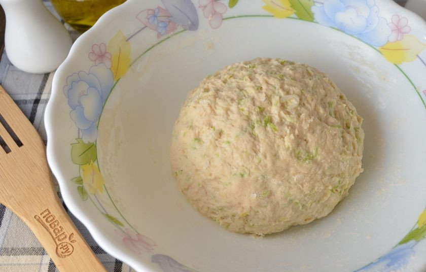 1. Этап. Кабачковый хлеб в домашних условиях: Тесто не должно быть тугим. Как только перестало липнуть к рукам и собралось в ком, значит оно готово.
