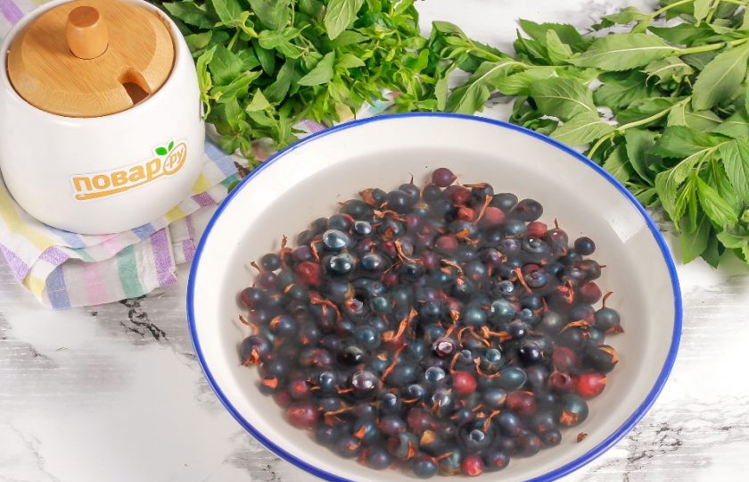 1. Этап. Королевское варенье из черной смородины: Промойте ягоды, несколько раз сливая воду. Удалите длинные хвостики со смородины.