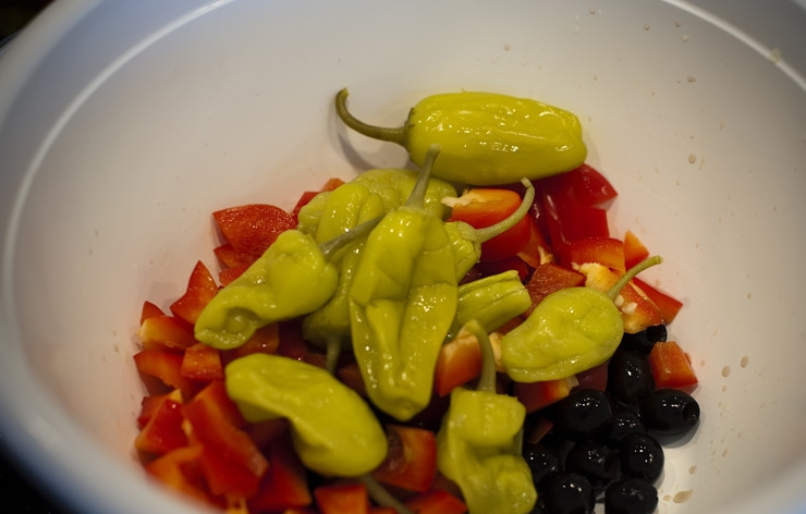 1. Этап. Cалат с макаронами Бантики: Смешиваем красный перец, маслины маринованные перцы в большой миске.