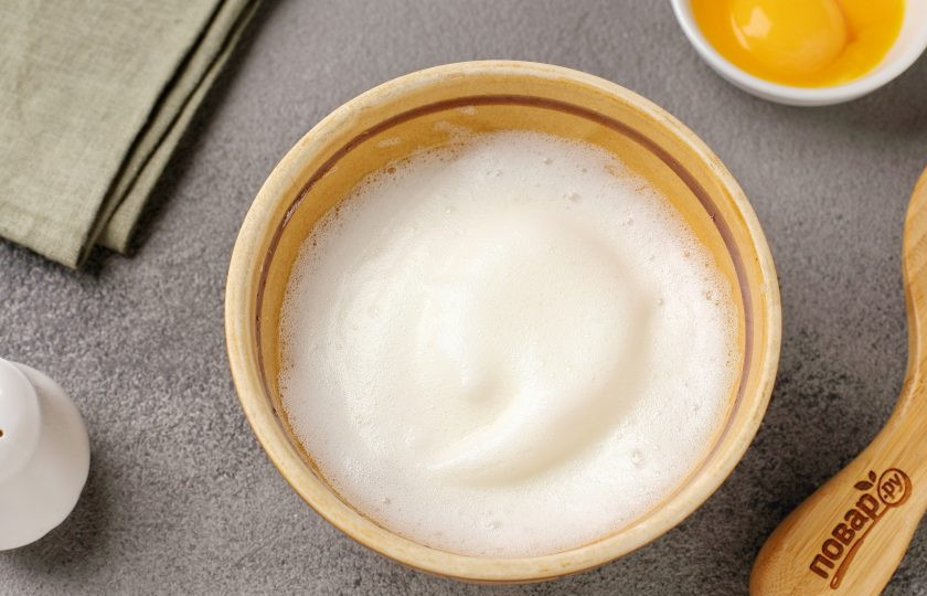 1. Этап. Белковый омлет на пару: Добавьте щепотку и хорошо взбейте до крепкой пены.