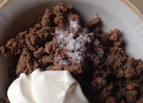 1. Этап. Салат из печени и моркови: Добавим к печени йогурт или сметану, соль и перец по вкусу. Перемешаем.