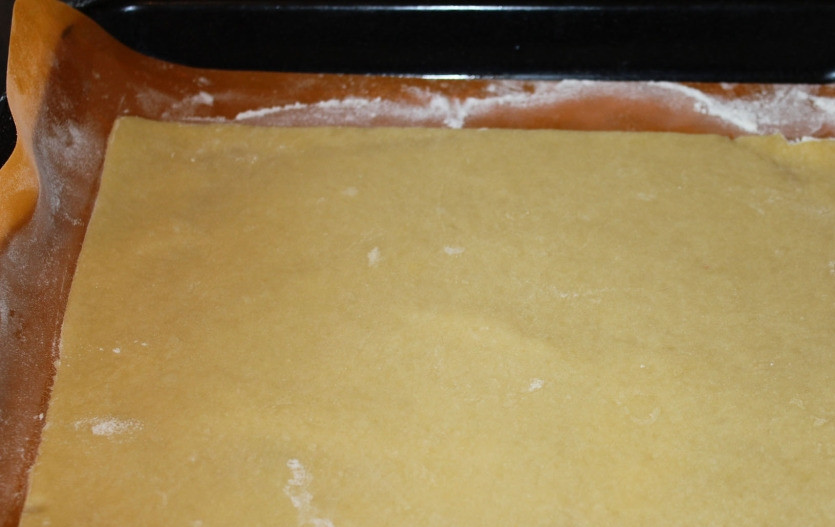 1. Этап. Пирожное Белоснежка: Коржи раскатайте в форме прямоугольника на силиконовой или антипригарной поверхности. Неровности обрежьте. Должны получиться 3 одинаковых ровных коржика и обрезки. Из них сформируйте мини-корж, в дальнейшем он послужит нам присыпкой для пирожных.