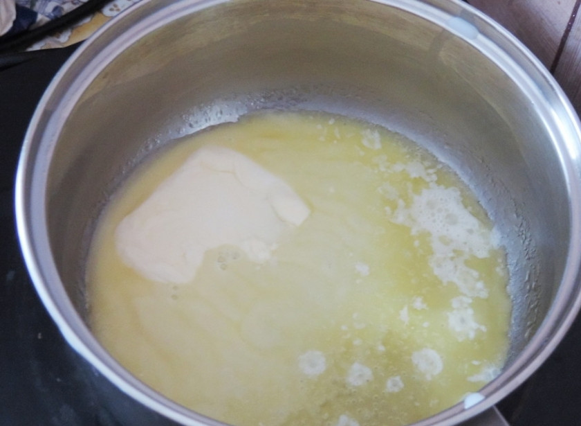 1. Этап. Запеченная брокколи под соусом: 3. Сотейник отправляю на огонь, кладу в него кусочек сливочного масла, растапливаю его.