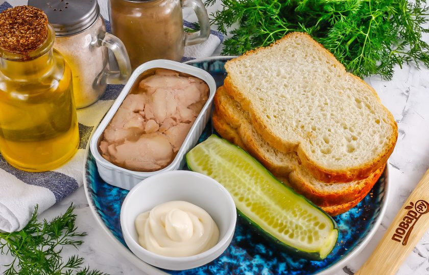 1. Этап. Брускетты с печенью трески: Подготовьте указанные ингредиенты. Сорт хлеба большой роли не играет, можно использовать как белый батон или кирпичик, так и ржаной багет, бородинский и т.д.