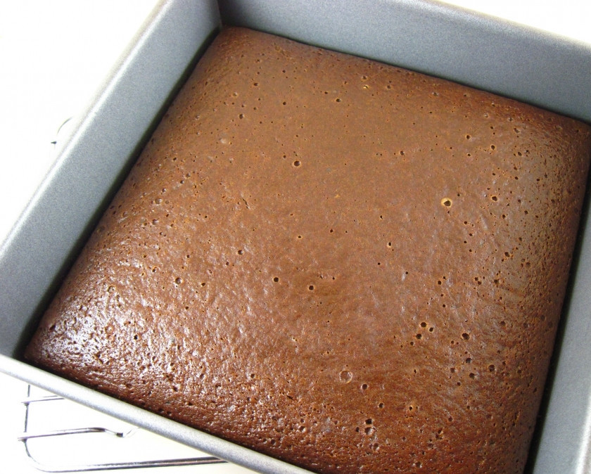 1. Этап. Крейзи кейк постный: Дайте слегка остыть в форме пирогу, чтобы было легче достать его.