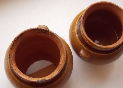 1. Этап. Картошка с сосисками в горшочках: 2. На дно горшочка налейте чуточку воды и положите при желании для аромата лавровый лист.