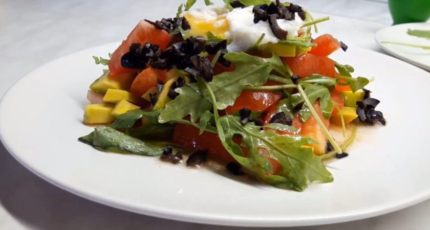 1. Этап. Вкусный салат из авокадо с яйцом пашот: 4. К салату добавьте рукколу, перемешайте и выложите на тарелку. Сверху аккуратно выложите яйцо пашот, очень мелко нарезанные маслины. Во время подачи разрежьте желток, чтобы он вытек. Приятного аппетита!