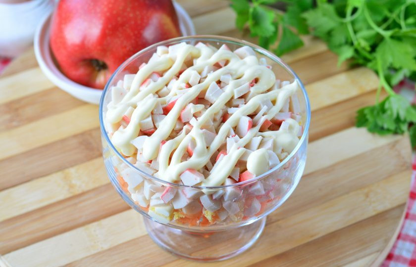 1. Этап. Салат Кудрявый с крабовыми палочками: Распределите крабовые палочки и полейте майонезом.