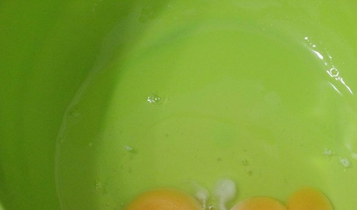 1. Этап. Тыквенные маффины с черникой: В глубокую миску вбить яйца.