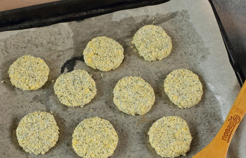 1. Этап. Полезное печенье: Руками сформируйте небольшие шарики, размером примерно с грецкий орех, слега расплющите и выложите на застеленный пергаментом противень. Если не уверенны в качестве своей бумаги, то можно предварительно смазать ее маслом. Выпекайте печенье в духовке при температуре 180 градусов около 15 минут.