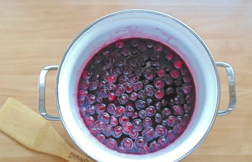 1. Этап. Королевское варенье из вишни без косточек: Затем эту процедуру повторите второй раз. Проварите 15 минут, снимите пену и дайте постоять 2-3 часа. Точно также проделайте в третий раз и варенье будет готово.