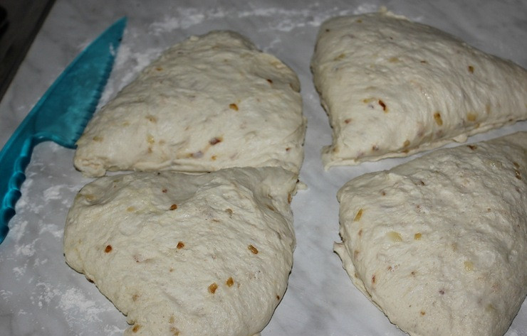 1. Этап. Чиабатта с луком: И разделяем на части, количество частей зависит от того, сколько чиабатт вы хотите приготовить.