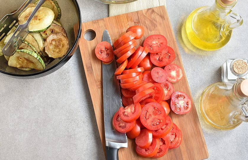 1. Этап. Салат из кабачков и помидоров: Помидоры нарежьте кружочками в 1 см. толщиной.