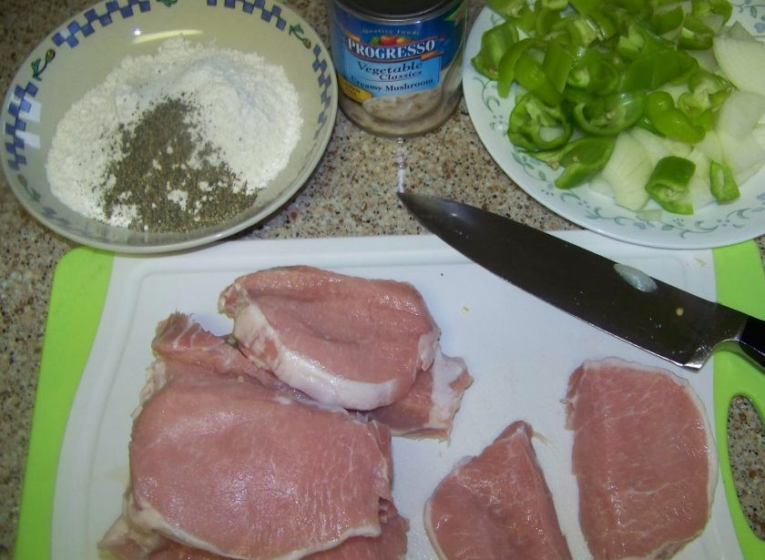 1. Этап. Тушеная свинина с грибами в мультиварке: Свинину нарежьте кусками толщиной в 1 см. Обваляйте каждый кусок в муке.