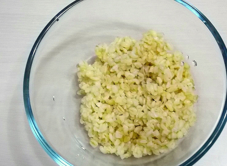 1. Этап. Армянский суп Спас: Отварите пшеницу до готовности.