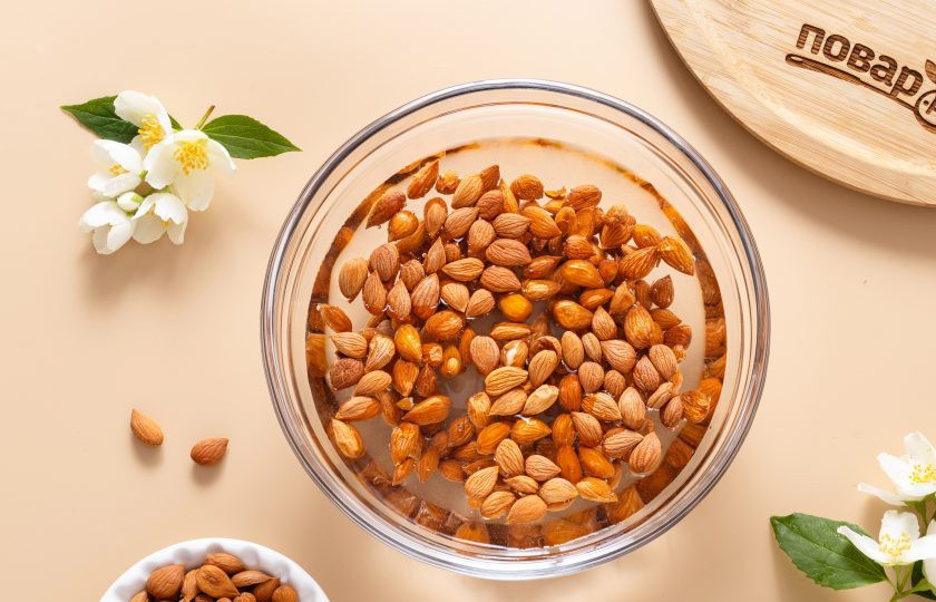 1. Этап. Абрикосовое молоко: Замочите ядра абрикосовых косточек в воде на 4-6 часов. После слейте воду, промойте ядра и переберите, чтобы не попались кусочки от жесткой скорлупы.