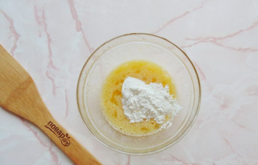 1. Этап. Пирог с ягодами и кремом: Добавьте кукурузный крахмал и тщательно перемешайте, без комочков.