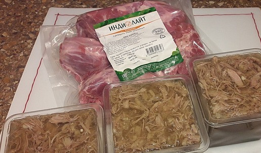 1. Этап. Рождественский холодец из шеек индейки: Добавить мяско с чесноком в желатиновом бульоне. Оставить застывать на несколько часов, лучше на ночь.