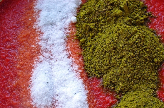 1. Этап. Аджика домашняя: В итоге у нас должна получиться однородная масса, добавляем в нее соль, специи и уксус, тщательно все перемешиваем.