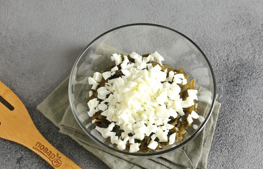 1. Этап. Морская капуста для похудения: Яйца очистите от скорлупы, удалите желток и нарежьте белок кубиками.