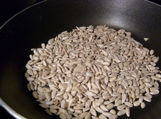 1. Этап. Салат с киви и сыром: Обжариваем на сковороде очищенные семечки.