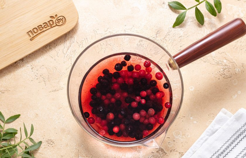 1. Этап. Кулага белорусская: Оставшуюся воду перелейте в сотейник и добавьте ягоды. У меня смесь замороженной черники и брусники. Доведите до кипения и проварите 5 минут на среднем огне.