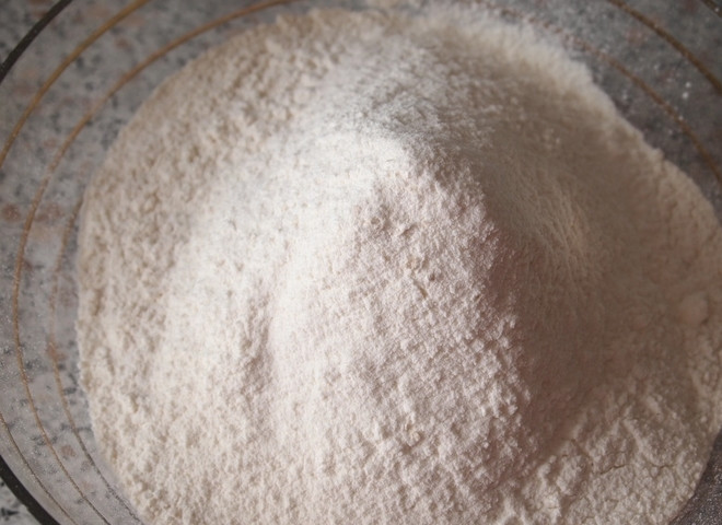 1. Этап. Творожно-маковый пирог: Пересыпьте эту крошку в миску, просейте к ней муку.