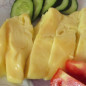 Неопадающий омлет Продукты для омлета: 3 яйца, 1/4 стакана молока, соль по вкусу, 1 ч. л. с горкой муки, растительное масло для смазки формы. В качестве формы подойдёт стеклянная кастрюля для СВЧ или любая пластиковая емкость. Смазываем форму растительным маслом с использованием силиконовой кисточки для равномерного тонкого слоя на всей поверхности ёмкости. Приготовление: Яйца с солью взбить миксером на первой (минимальной) скорости. Добавить муку и молоко и продолжить взбивание, не меняя скорости. Переливаем омлетную массу в форму. Закрываем крышкой и отправляем в СВЧ на 1 минуту (850W). Если омлет не готов, время увеличьте. Форма должна быть заполнена на 2/3, чтобы было место для