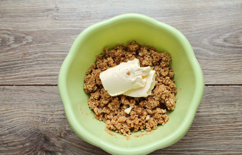 1. Этап. Корж из печенья без выпечки: Добавьте в миску мягкое масло и перемешайте до однородной массы.