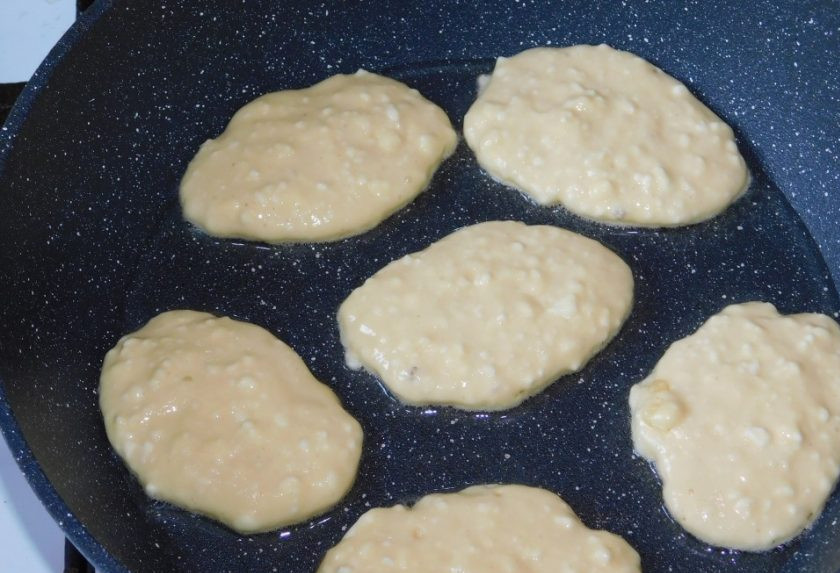 1. Этап. Нежные оладьи с творогом: Всыпьте муку и замесите тесто. На горячую сковороду налейте растительное масло и выкладывайте ложкой тесто небольшими порциями. Обжаривайте оладьи с двух сторон.