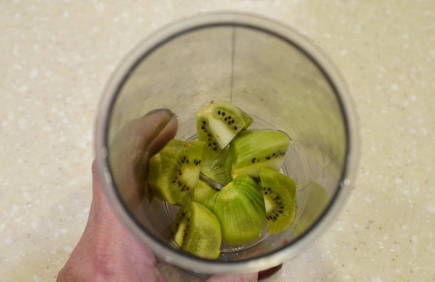 1. Этап. Мусс из киви: Киви почистите, нарежьте произвольно и положите в чашу блендера.