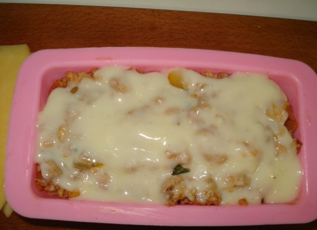 1. Этап. Лазанья сырная: Полейте соусом 