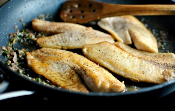 1. Этап. Тилапия с соусом: 8. Переложите рыбку обратно на сковороду и томите тилапию с соусом еще 1-2 минутки.