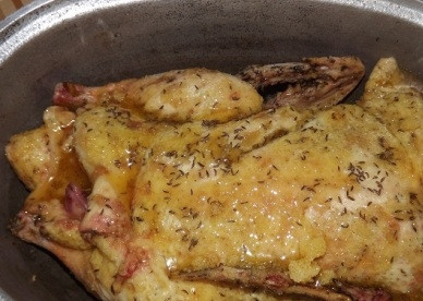 1. Этап. Утка в вине: Обмазываем утку медом.