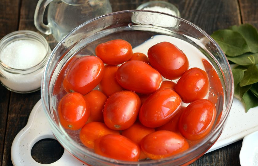 1. Этап. Помидоры с вишневыми листьями на зиму: Перед расфасовкой в банки помидоры тщательно вымойте, после высушите на полотенце.