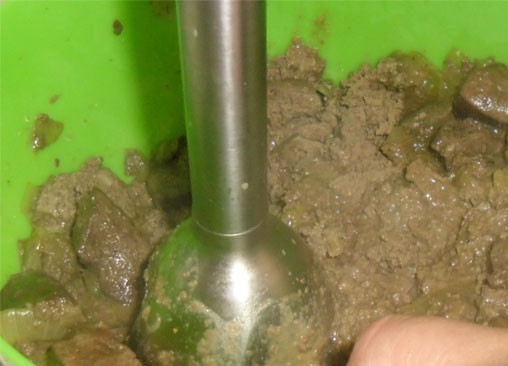 1. Этап. Паштет из печени говяжей: Готовое блюдо переложите в миску. Добавьте остатки масла, а после измельчите всё блендером.